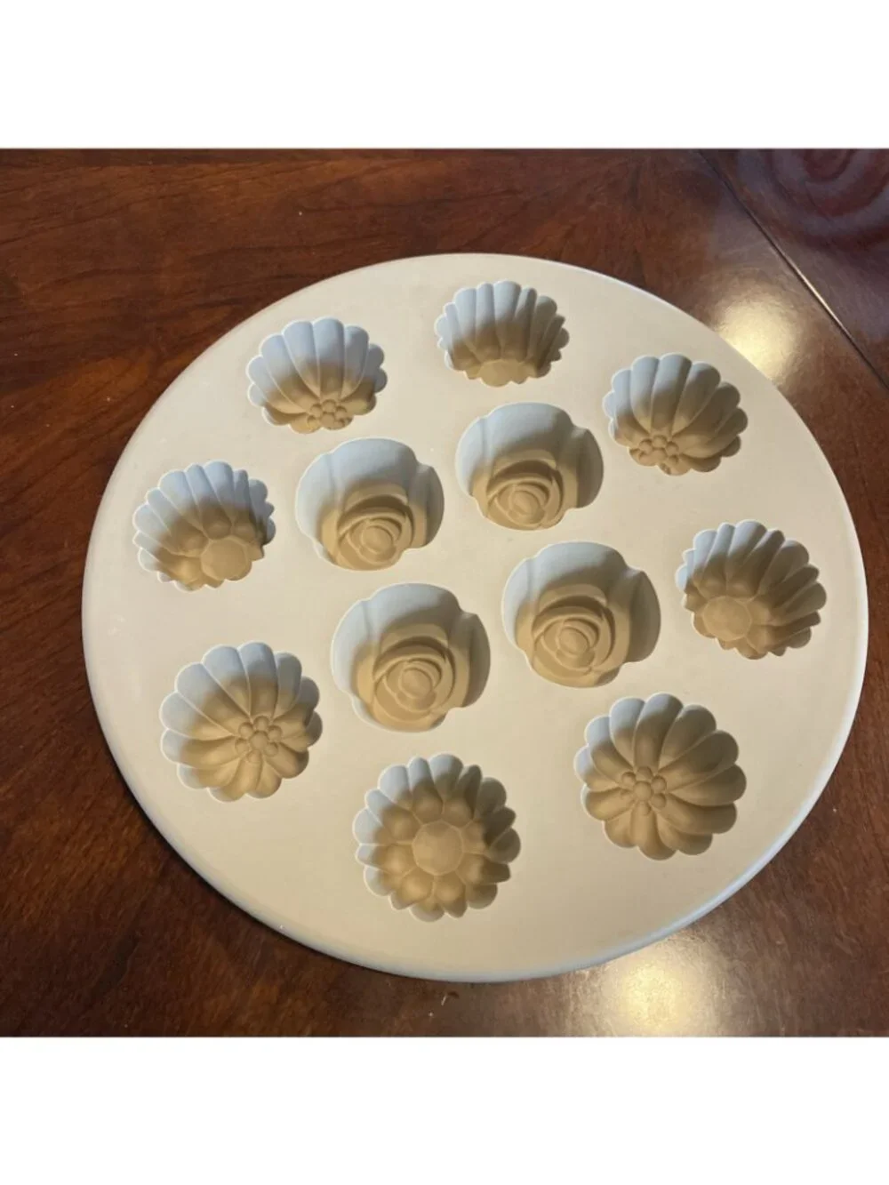 Pampered Chef Silicone Bakeware Floral Cupcake Pan Item #1613